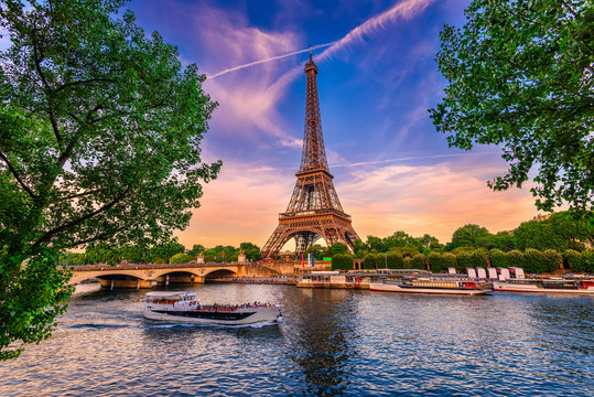 Fototapeta Paryska wieża eifla i rzeczny wonton przy zmierzchem w Paryż, Francja. Wieża Eiffla jest jedną z najbardziej charakterystycznych atrakcji Paryża.