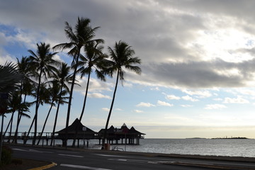 plage de l'anse vata, restaurant et club sur pilotis, palmiers à Nouméa nouvelle calédonie, new caledonia
