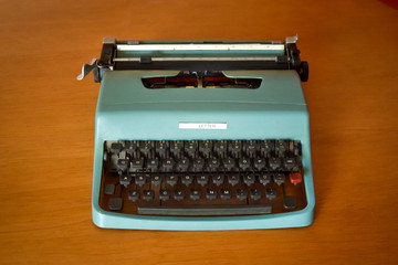 Vintage Typewriter in green color tones. Máquina de escrever antiga verde. Retro concept.