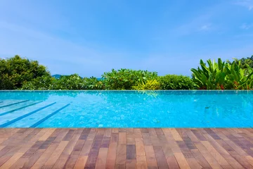 Fotobehang Zwembad met uitzicht op Andaman zee bergen en blauwe hemelachtergrond, zomervakantie achtergrond concept. © panya99