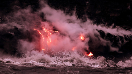 Lava is flowing from volcano Kīlauea to Pacific ocean at night - obrazy, fototapety, plakaty