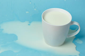 Obraz na płótnie Canvas Milk splashing from the cup