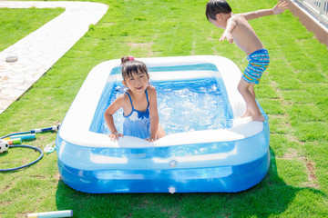 家庭のプールで遊ぶ子供