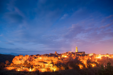 Naklejka premium Pitigliano at night in light of lanterns