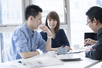 The couple consults the house purchase