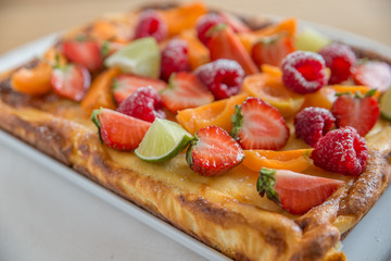 Käsekuchen mit sommerlichen Früchten