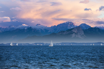 Obraz na płótnie Canvas Yacht regatta on the alpine mountain lake