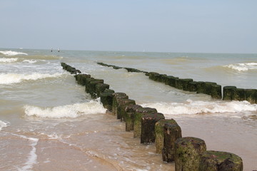 Wellenbrecher am Meer