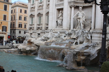 Fototapeta na wymiar Fontaine de Trévis, touristes Roma rome