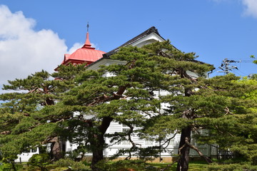 大宝館（山形県鶴岡市）／ 大宝館は、大正天皇の即位を記念して、大正４年(1915)に建てられた、赤いドームと白壁が特徴の、完成度の高い擬洋風建築です。開館当初は、物産陳列場、戦後は市立図書館として利用されていました。現在は、明治の文豪・高山樗牛や、日本のダ・ヴィンチといわれた松森胤保、昭和初期の日本の代表作家・横光利一など、鶴岡が生んだ先人たちの偉業を讃える資料を展示しています。