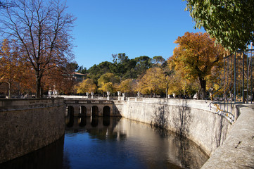 Fototapeta na wymiar Berges canal de Nîmes