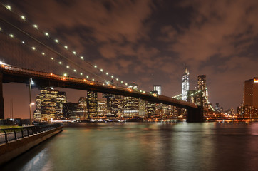 Fototapeta na wymiar Skyline et Brooklyn Bridge à New York