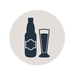 Icono plano botella y vaso cerveza ale en circulo gris