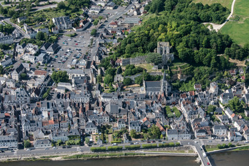Obraz premium Vue aérienne de la ville de Montrichard et de son chateau en Loir-et-Cher - France
