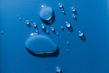 Poster Large and small water droplets viewed from above © mreco