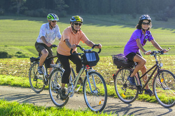 Naklejka premium Aktiv im Alter - mit dem Rad in der Natur unterwegs