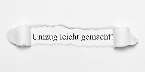 Umzug leicht gemacht auf weißen gerissenen Papier