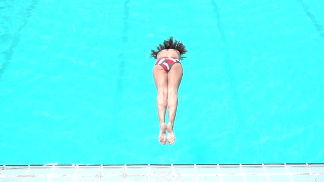 Mujer saltando de cabeza al agua