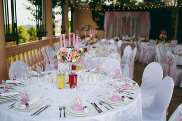 Decoration of tables at the wedding