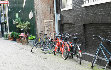Fototapeta na wymiar Street life in Amsterdam with bikes 