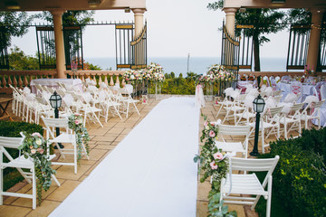 Original wedding floral decoration in the form of mini-vases and bouquets of flowers hanging from the ceiling