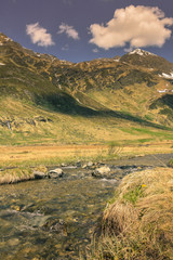 Obraz premium Kleiner Fluss im Hochgebirge Foto mit Farbeffekt