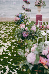 Fototapeta na wymiar Beautiful decoration of flowers at the wedding