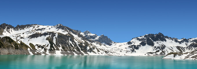 Panorama See im Hochgebirge alpin mit Schnee 