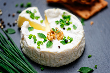 camembert mit kräuter und knäckebrot
