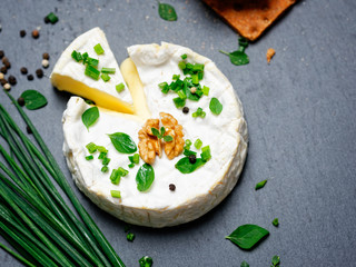 camembert mit kräuter und knäckebrot