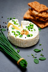 camembert mit kräuter und knäckebrot