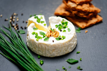 camembert mit kräuter und knäckebrot
