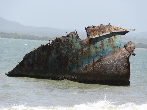 Bateau &eacute;chou&eacute; &agrave; Gibara (Cuba)