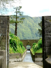 Eingang zum Wasserkanal am Lago Azul im Krater von Sete Ciadades auf der Insel Sao Miguel, Azoren, Portugal