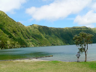 am Ufer des Lagoa Azul im Krater von Sete Ciadades auf der Insel Sao Miguel, Azoren, Portugal
