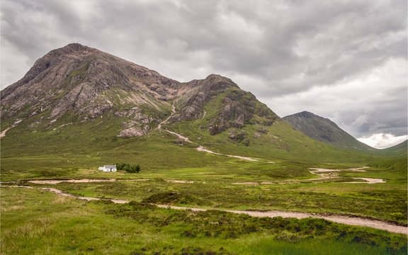 Buachaille Etive Mor, Scottish Highlands. A path leading past a crofters cottage into the Bidean Nam Bian mountains near Glencoe, Argyll, Scotland.