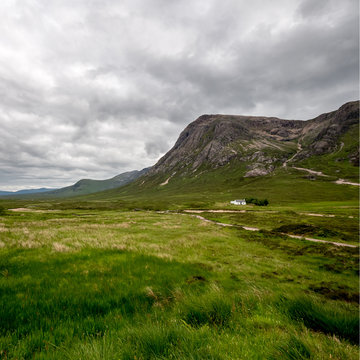 Buachaille Etive Mor, Scottish Highlands. A path leading past a crofters cottage into the Bidean Nam Bian mountains near Glencoe, Argyll, Scotland.