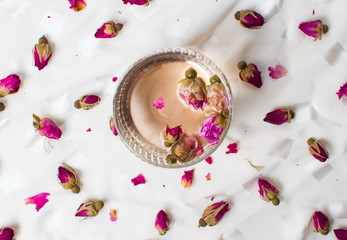 Obraz na płótnie Canvas Rose flower tea in a cup on white