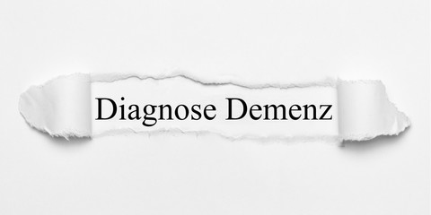 Obraz premium Diagnose Demenz auf weißen gerissenen Papier