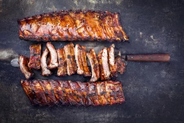  Barbecue Varkensvlees Spare Ribs als bovenaanzicht op een oude roestige metalen plaat © HLPhoto