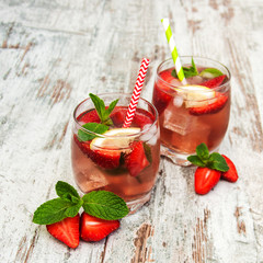 Lemonade with srtawberries
