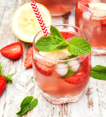 Lemonade with srtawberries