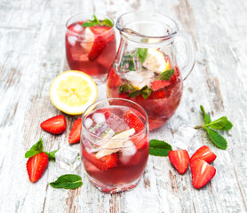 Lemonade with srtawberries