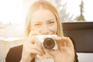 Frau mit Digitalkamera fotografiert  - Vintage Flare Lens
