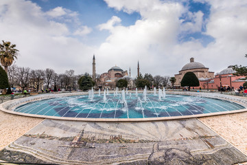 Naklejka premium Sultanahmet Park z widokiem na Błękitny Meczet zwany także Sultan Ahmed Mosque lub Sultan Ahmet Mosque z fontanną na pierwszym planie, Istambuł, Turcja.