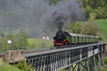 Fototapeta na wymiar Sauschwänzlebahn auf Talübergang Epfenhofen, Schwarzwald