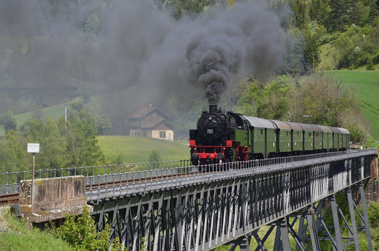 Sauschwänzlebahn auf Talübergang Epfenhofen, Schwarzwald