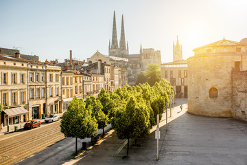 Morning cityscape view with saint Pierre cathedral in Bordeaux city, France - obrazy, fototapety, plakaty