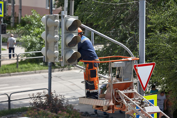 Installation of a traffic light on a lift