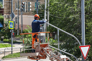 Installation of a traffic light on a lift